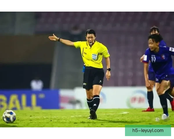 中国裁判董方雨执法日菲女足